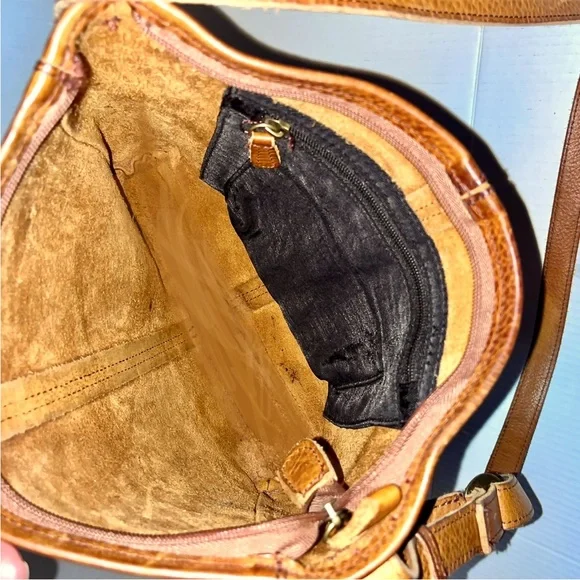 Duluth Trading Co. Lifetime Leather Crossbody Bag - Picture 10 of 13